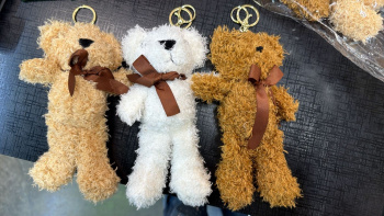 им Собака арт. 209046 Брелок Кучерявая с бантом на шее цвета микс 20 см в пак.